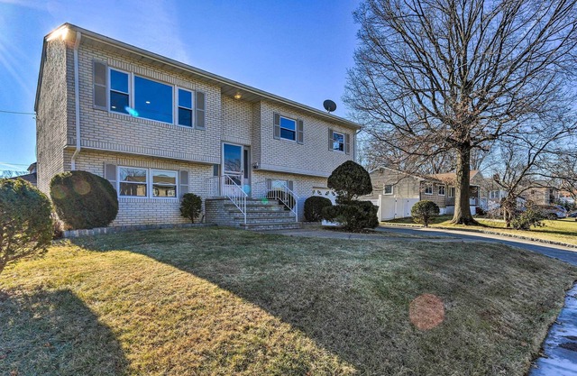 Spacious Home ~ 11 Mi to Staten Island!