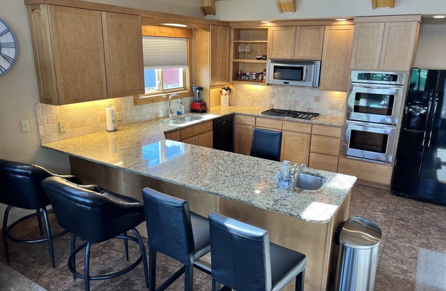 Spacious Home 2 king beds bedrooms 2 bathrooms nHome entertainment pool table.