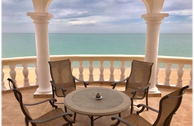 Spacious Home Great for a Family Vacation Right on the Beach!