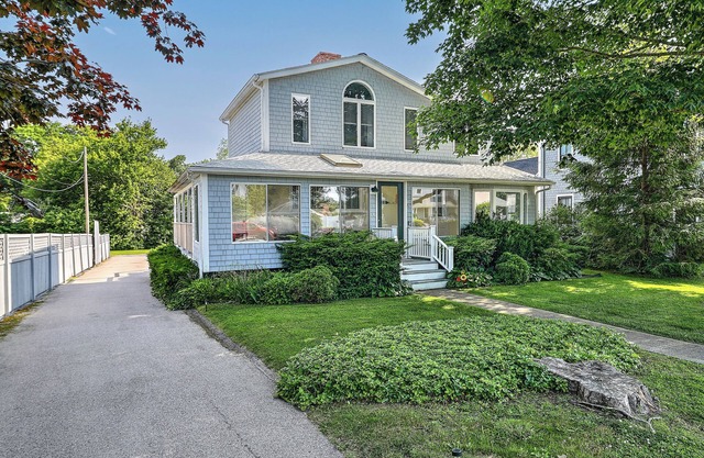 Spacious home in the pier ,walk to Narr beach, nice yard for relaxing.