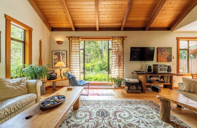 Spacious home in Tofino's best surf and sand neighbourhood