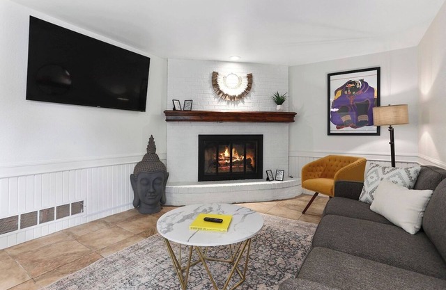 Spacious Home Mins from KC King Beds Explore