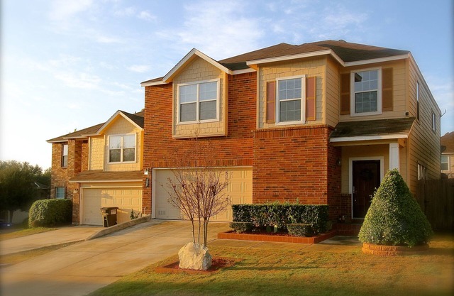 Spacious home near all San Antonio Attractions! Karaoke Machine is available