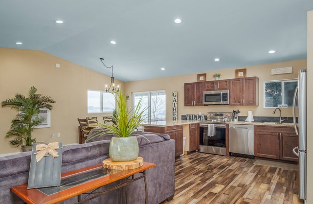 Spacious home on a vineyard near Gorge Amp.,Leavenworth,chelan and Mission Ridge