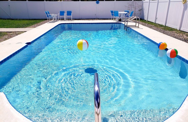 Spacious Home, Secluded Saltwater Pool, Central Location.