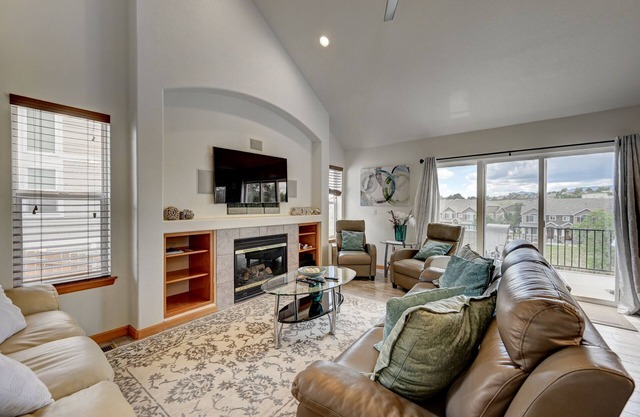 Spacious home w/Mountain Views! Near Dining, Shops, Park, & Rec Center w/Pool.