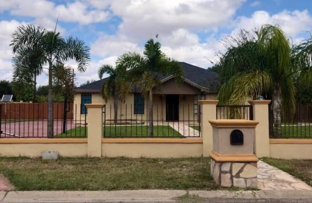 Spacious Home w/backyard retreat. Enjoy your stay with all the amenities incl.