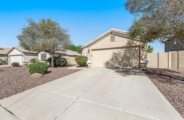 Spacious home with private heated pool with waterfall, putting green & firepit