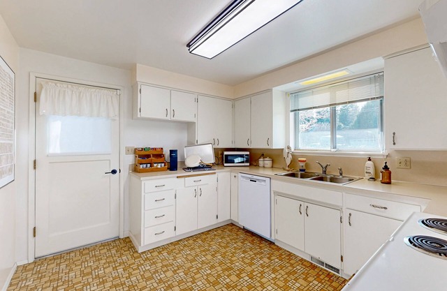Spacious home with remote workspace, close to downtown Gig Harbor