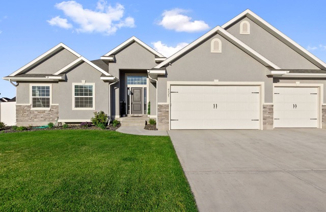 Spacious Home with swim spa and games sleeps 27