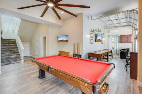 Spacious Home With Heated Pool! Sleeps 15! Billiard table!