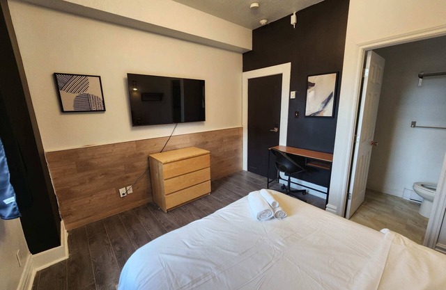 Spacious hotel room AAA location, sleep 2
