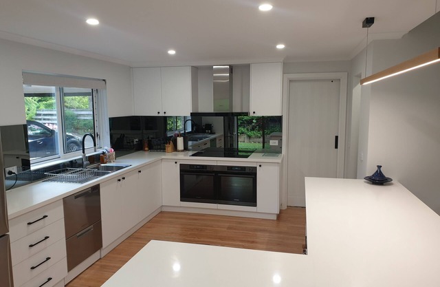 Spacious house 2 min walk from town and backs onto Ovens River
