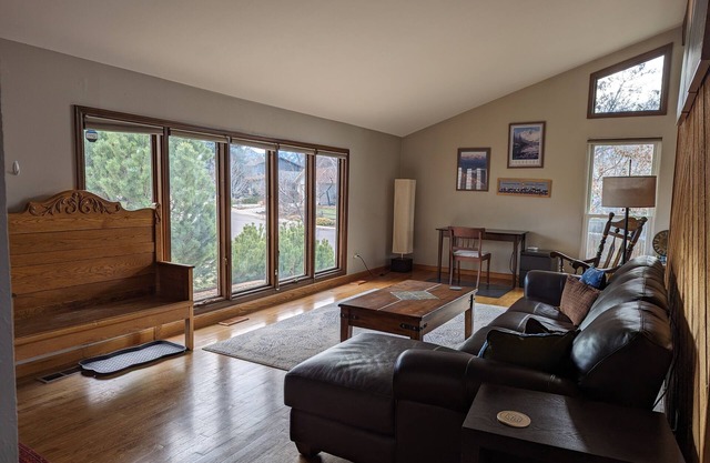 Spacious house in Boulder with 2 car garage and AC