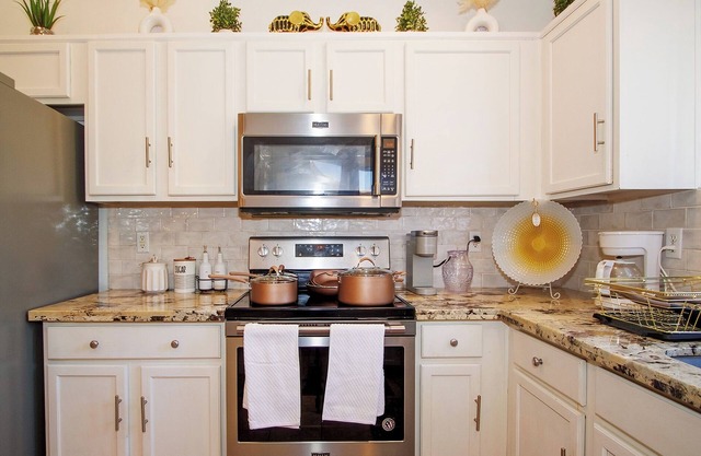 Spacious house in lovely Phoenix with free WiFi, AC, BBQ & Hotel rooms style
