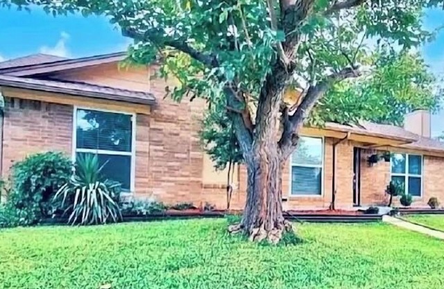 Spacious House Sleeps 8 - Family and Pet Friendly Across from Park!