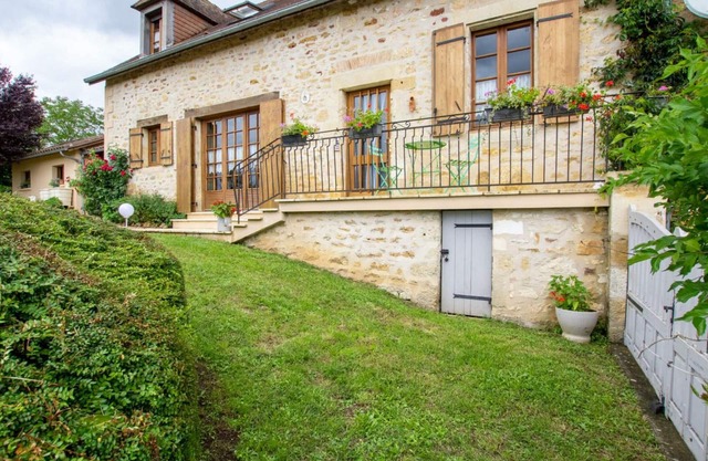 Spacious House with WiFi, Fireplace, and Large Garden near Montignac and Hautefort Castle