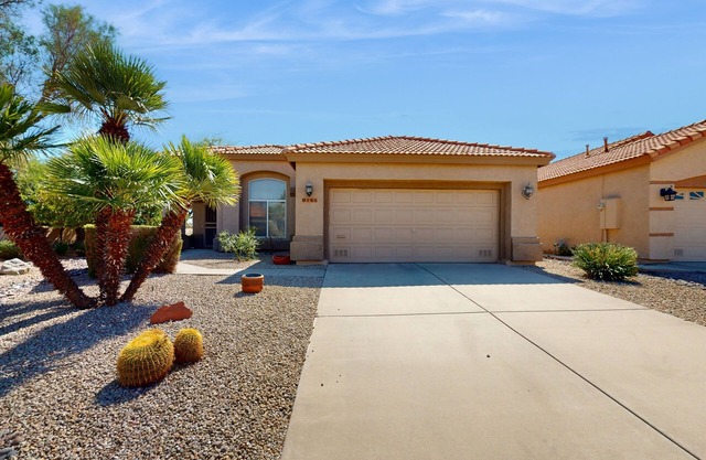 Spacious house with patio, shared pool, W/D & central A/C
