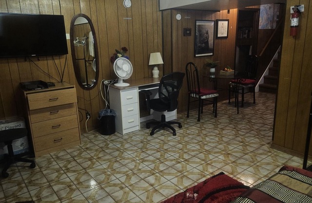 SPACIOUS, INDEPENDENT ONE BEDROOM SUITE 10 MINUTES FROM YYZ PEARSON AIRPORT.