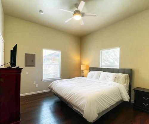 Spacious King Suite with Private Bath - Central, 10 Min Downtown Access