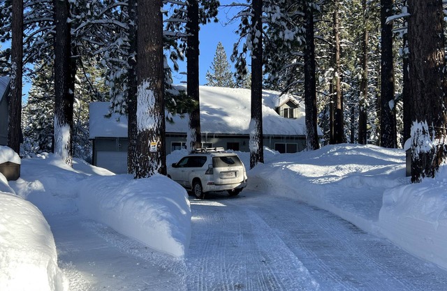 Spacious knotty pine wood house, 5bedrooms, 2.5 Baths, Sleep 10 people
