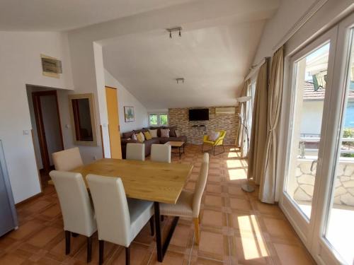 Spacious Kumbor Seafront Apartment