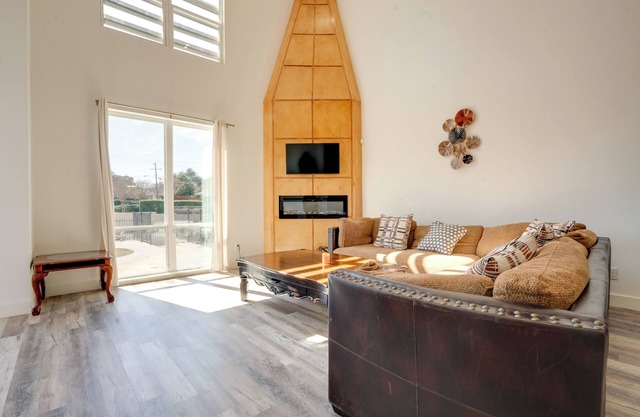 Spacious Lake Highland Townhome W/Pool!