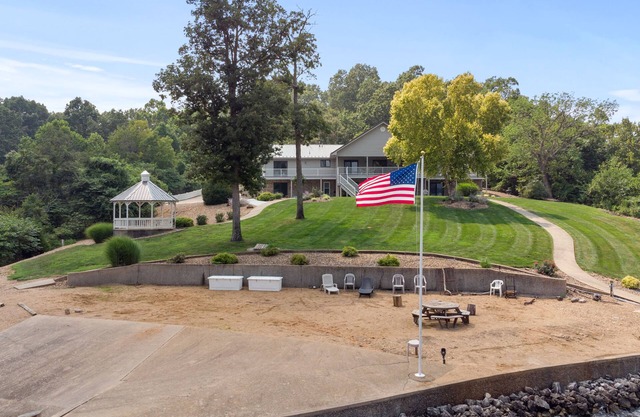 Spacious Lakefront Retreat 6BR, 7BA Private Dock Perfect for Family Reunions