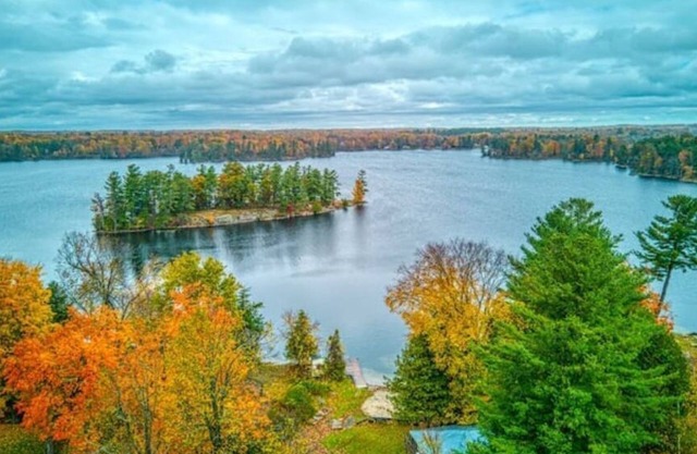 Spacious Lakefront Cottage