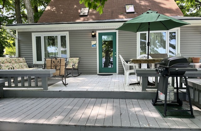 Spacious Lakefront House, Walkable to Indiana Beach
