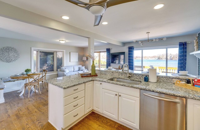 Spacious Lakefront Home in White Lake w/Hot Tub!