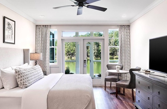 Spacious Lakefront Suite w/Screened Porch & WiFi - Pet Friendly