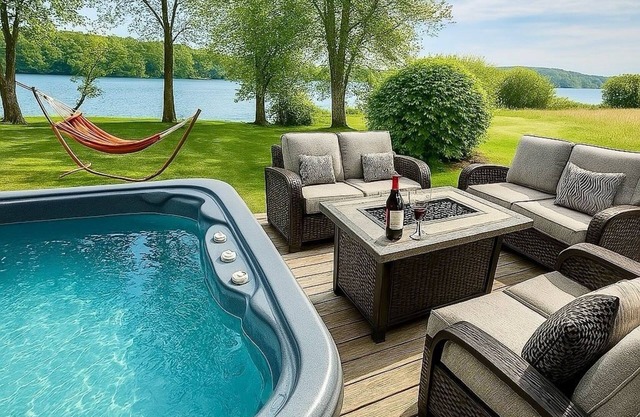Spacious Lakefront Home|Bikes|Hot Tub| Kayak|Group