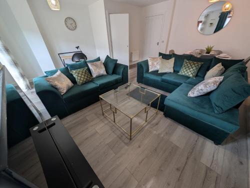 Spacious Large 4 Bed Contractor