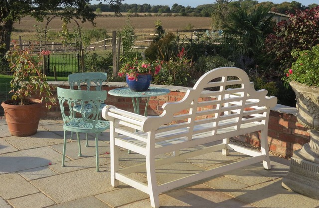 Spacious, light, self contained 2 room holiday Annex with own access.