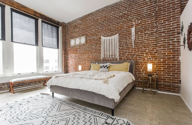 Spacious loft in the heart of KC’s River Market with walkable access to shops, dining, and the streetcar. Features a king bed, full kitchen, smart TV, in-unit laundry, gym access, and a game room. Free street parking or private lot available for fee.