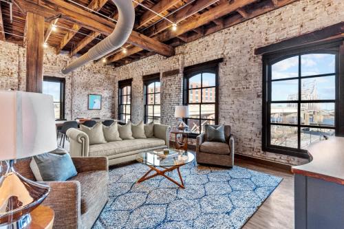Spacious Loft - Riverfront Views - Walk to Arch, Casino, Conventions