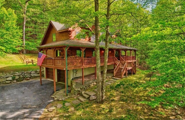Spacious Log Home in Warwick "The Gretzky House"