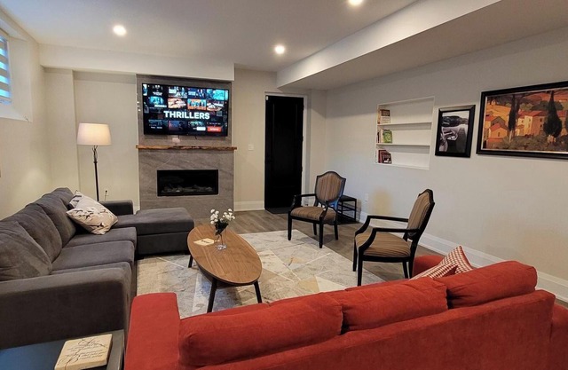 Spacious & Luxurious family apartment in an Upscale Mississauga neighborhood
