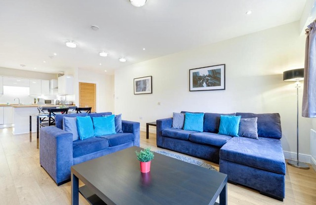 Spacious Luxury 3 Bed Apt with Parking by 360Stays