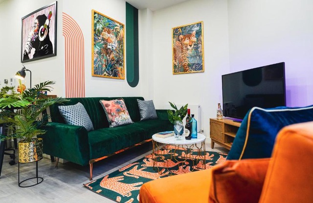 Spacious Luxury Apartment in Stevenage, Sleeps 6, with Free Parking, and Free Wi-Fi