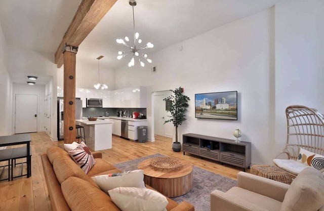 Spacious Luxury Downtown Loft (Free Parking!)
