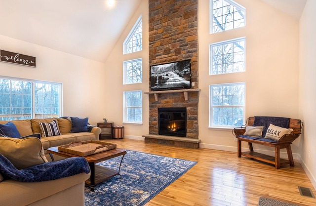 Spacious Luxury Masthope Mountain Home