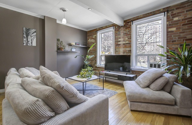 Spacious mid century 2 bedroom in downtown.