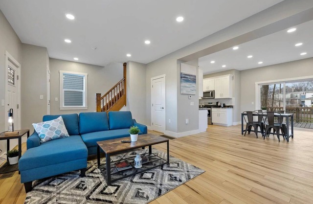 Spacious Modern 3 BR 2.5Bath Central Free Parking