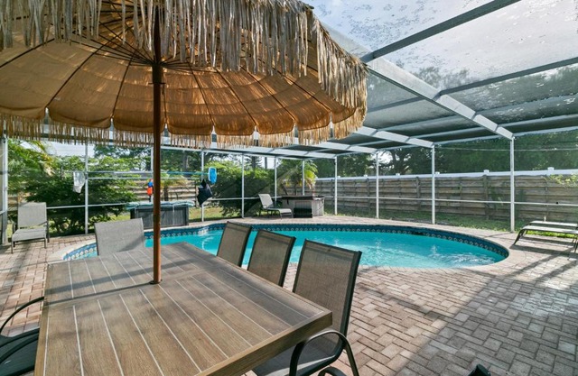 Spacious Modern House. Private Heated Pool and Spa