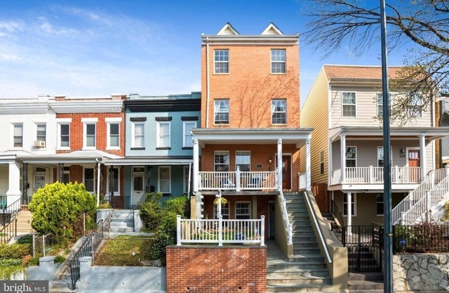Spacious, Modern Luxury 2 bed, 2 bath w/Spectacular Rooftop!