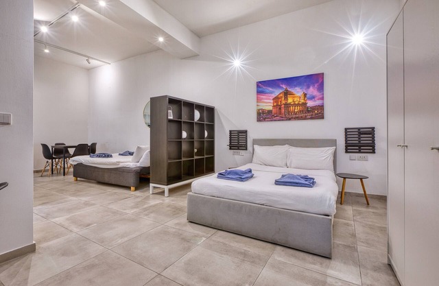 Spacious, modern studio with kitchenette GOBLU-2