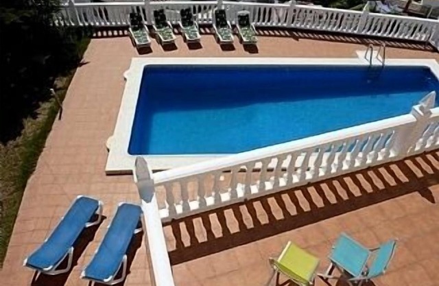 Spacious Modern Villa, Large Private Pool (heated in winter), Fast Internet.