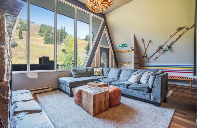 Spacious Mountain Retreat w/Beautiful Loft! – Perfect for small groups!